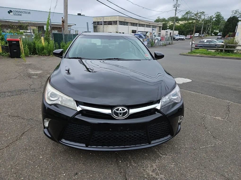 Used 2017 Toyota Camry SE image 2