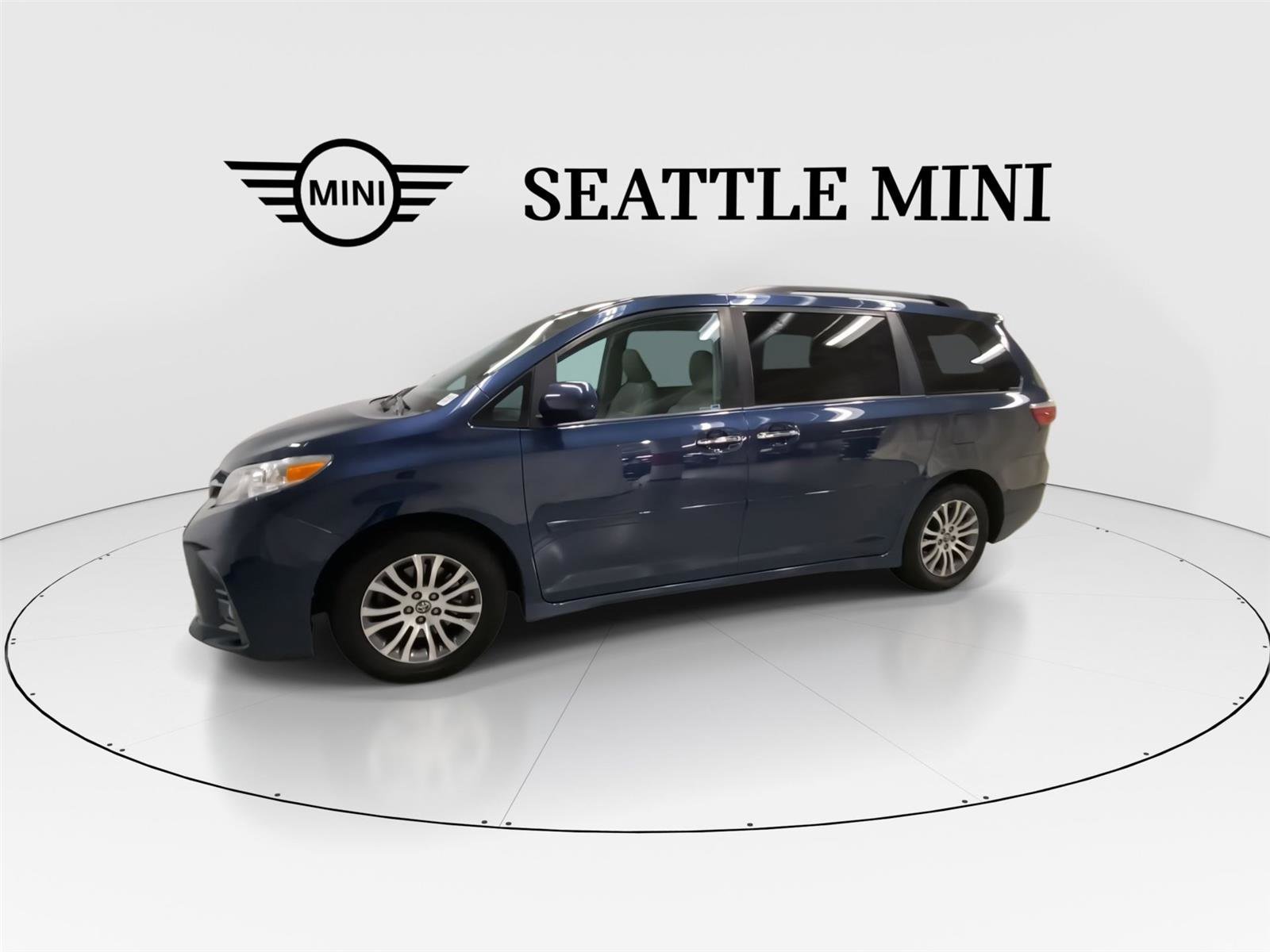 Used 2018 Toyota Sienna XLE image 6