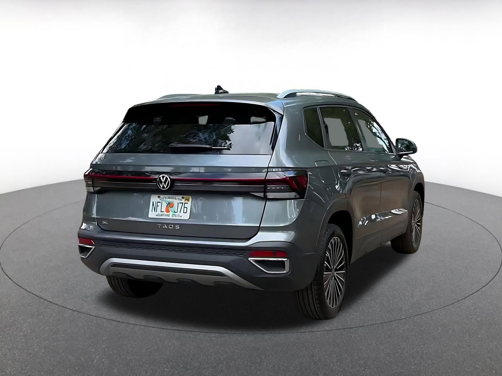 Used 2025 Volkswagen Taos SE image 15