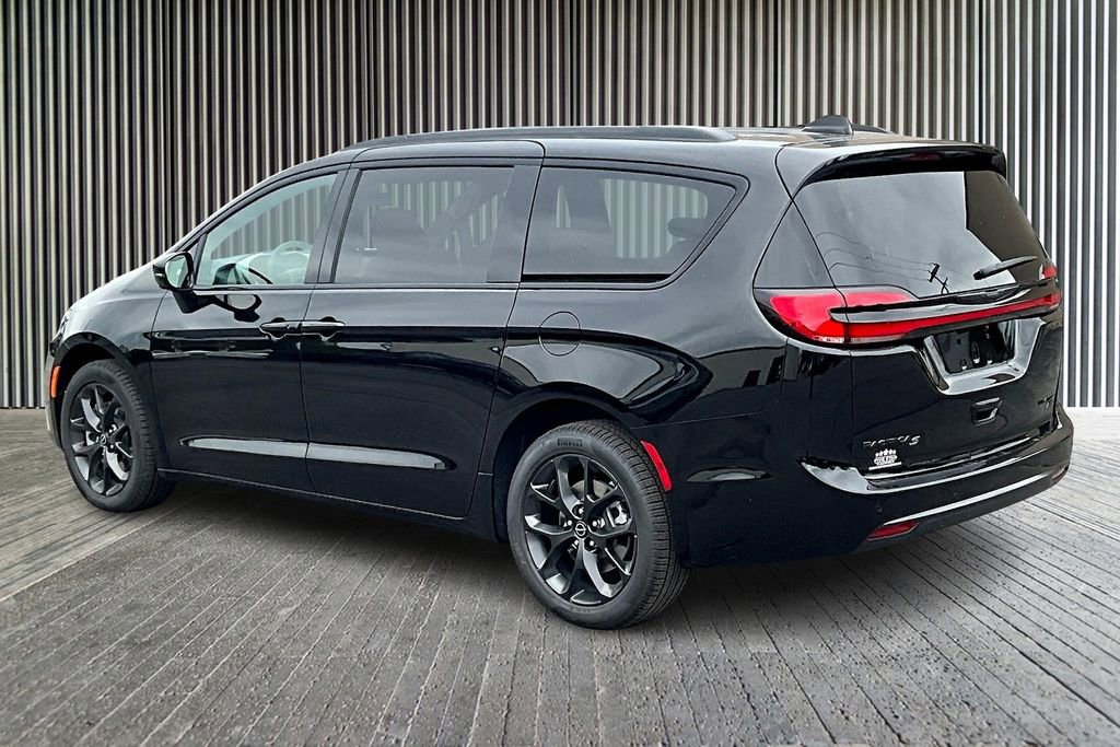 New 2026 Chrysler Pacifica Limited w/ S Appearance Package image 3