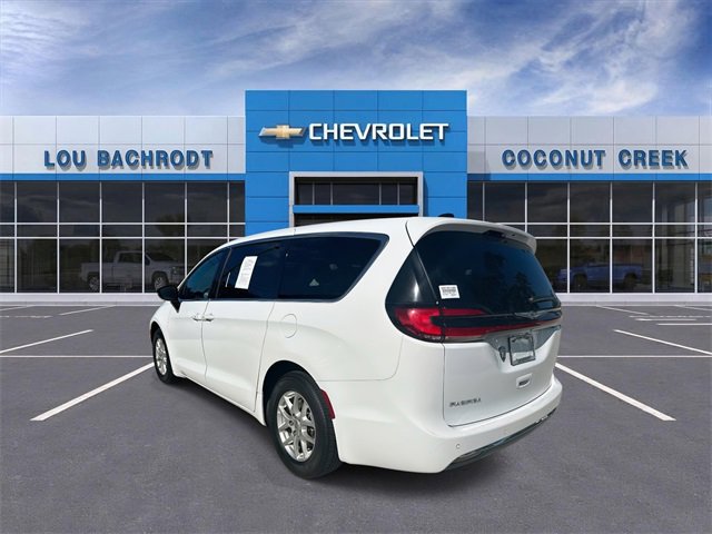 Used 2024 Chrysler Pacifica Touring image 6