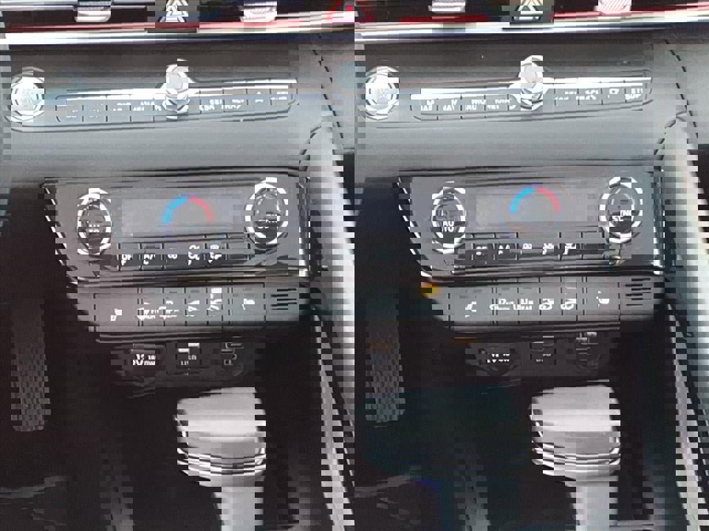 Used 2023 Hyundai Elantra Limited image 14