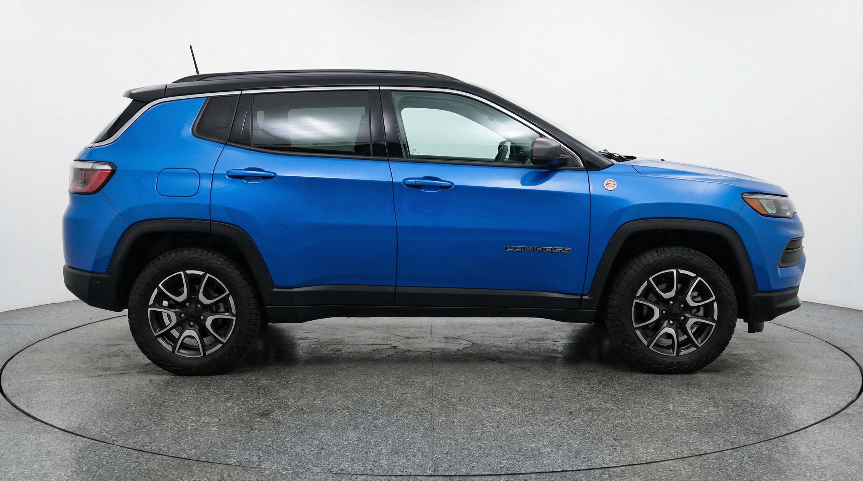 Used 2025 Jeep Compass Trailhawk AWD/4WD image 11