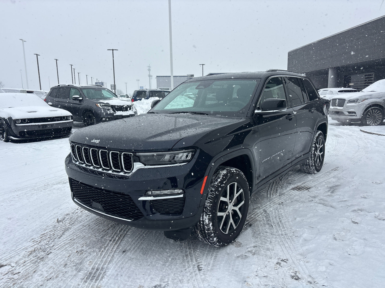 Used 2023 Jeep Grand Cherokee Limited image 3