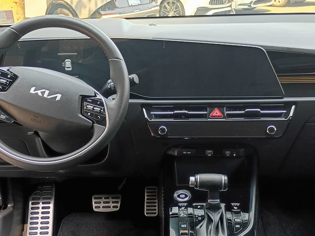 Certified 2025 Kia Niro FWD image 18