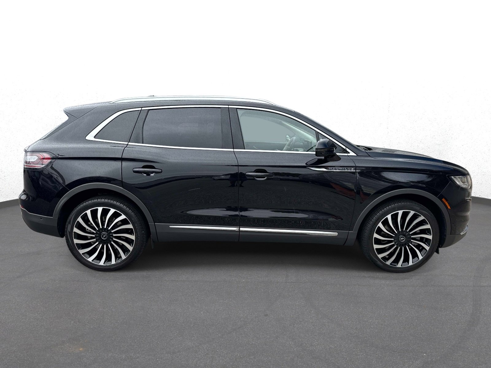 Used 2021 Lincoln Nautilus Black Label w/ Class II Trailer Tow Package image 2