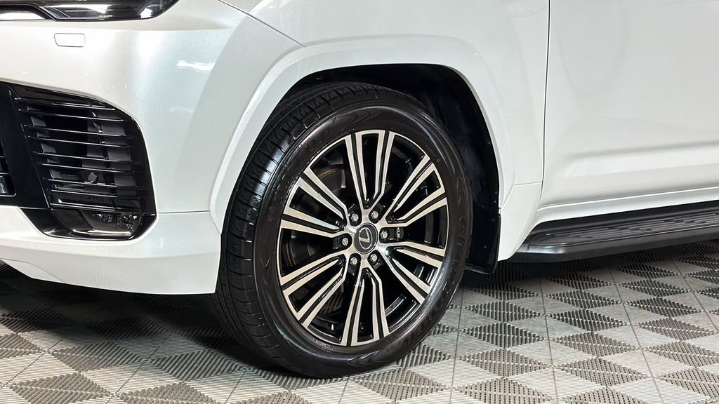 Certified 2024 Lexus LX 600 4WD w/ Appearance Package image 4