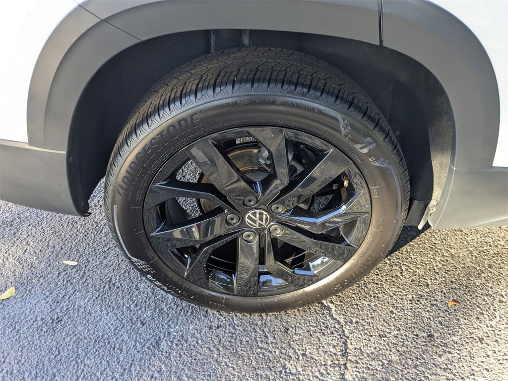 Used 2024 Volkswagen Taos SE image 33