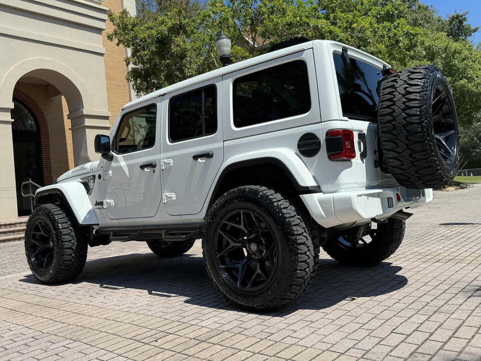 Used 2022 Jeep Wrangler Unlimited Sahara AWD/4WD image 19