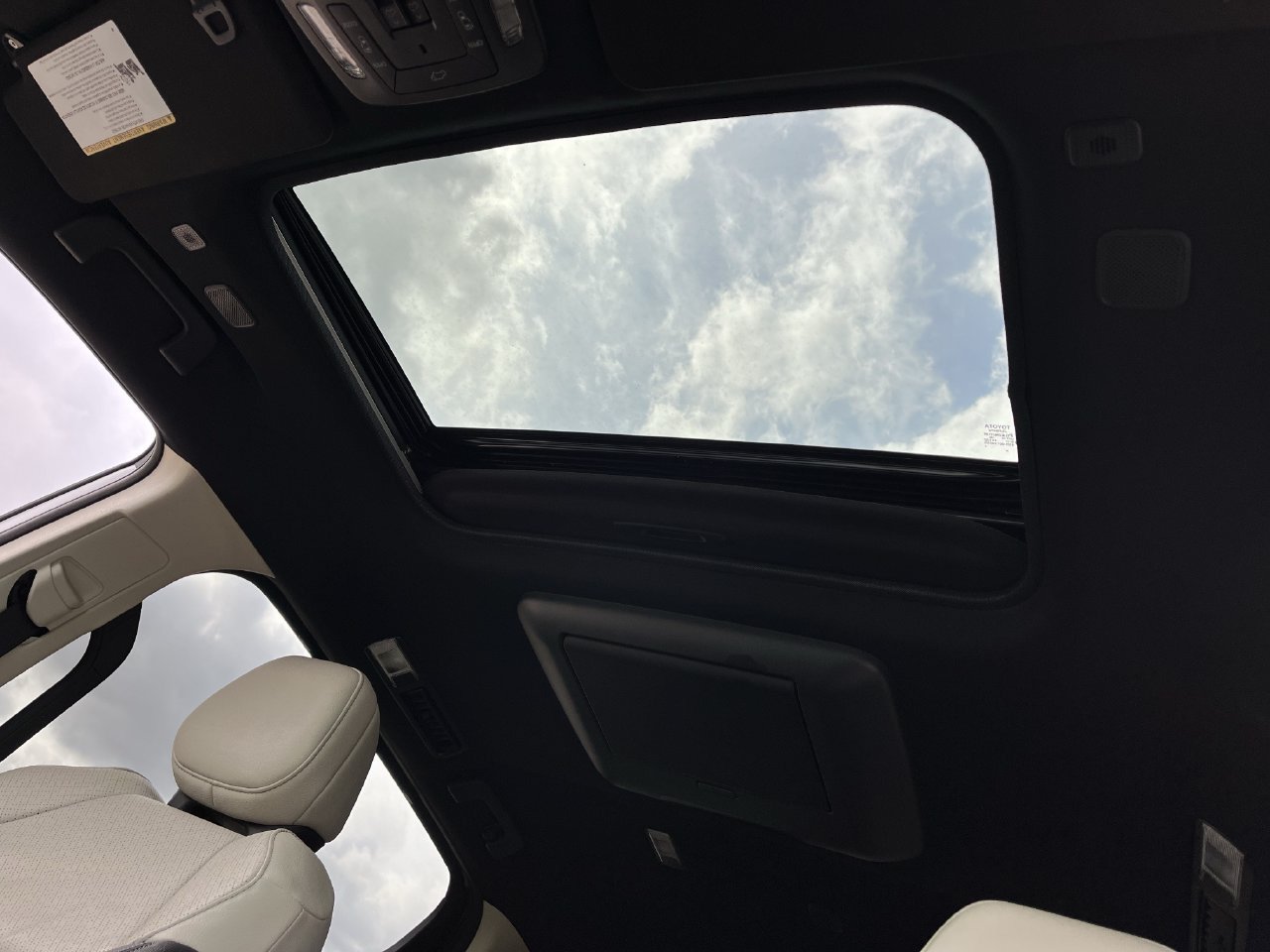 Used 2025 Toyota Sienna Platinum FWD image 22