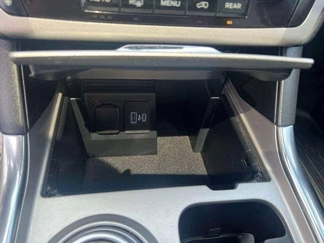 Used 2022 Ford Explorer XLT w/ Equipment Group 202A AWD/4WD image 15
