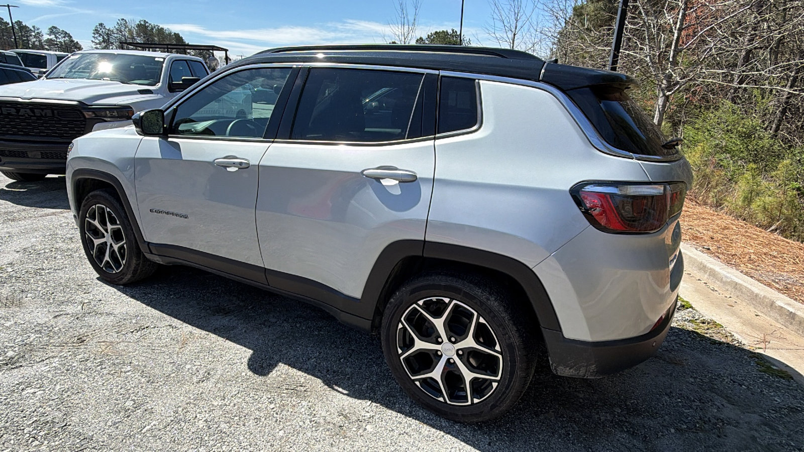 Used 2024 Jeep Compass Limited image 10