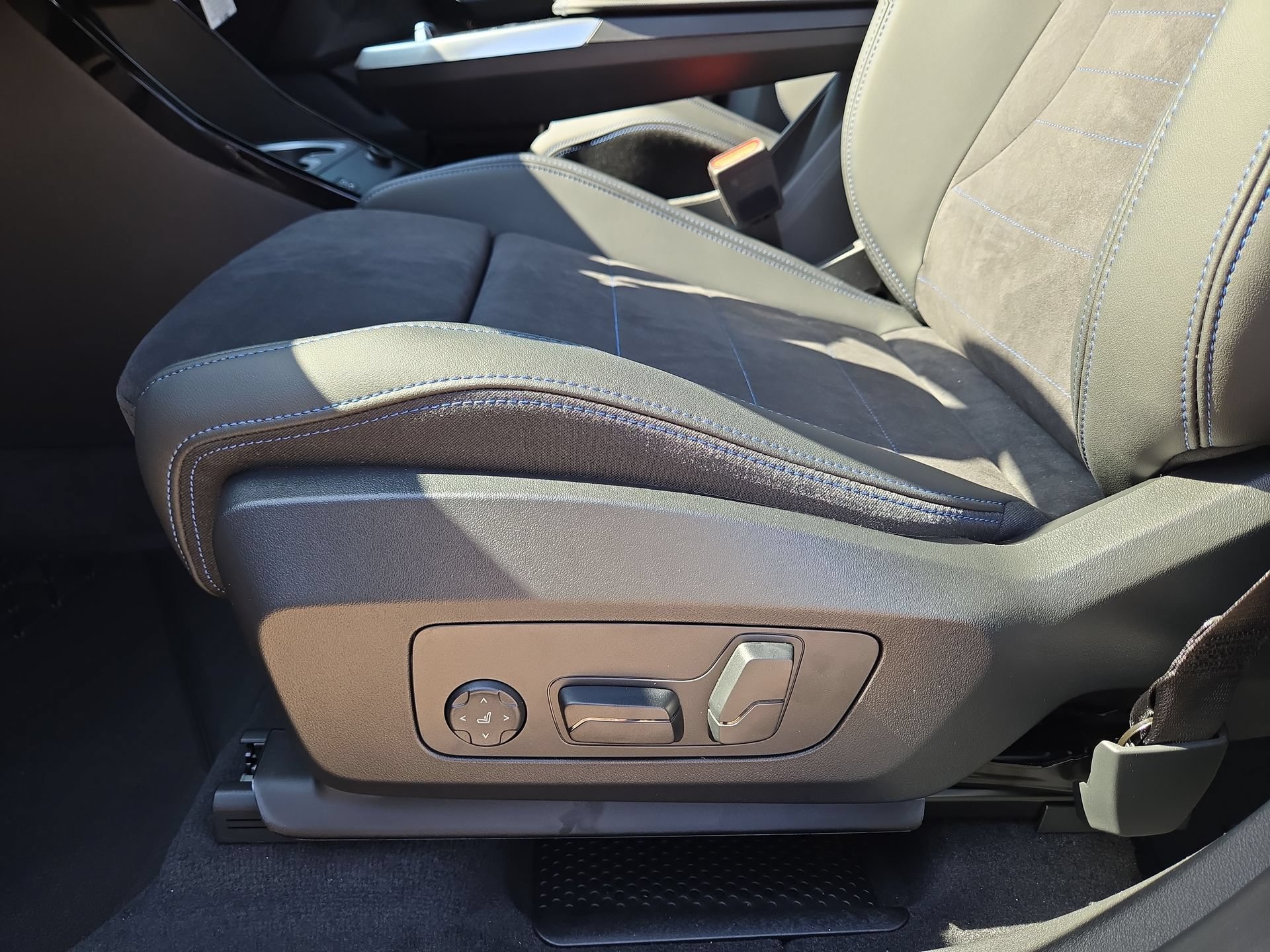 New 2026 BMW X1 xDrive28i w/ Technology Package AWD/4WD image 17