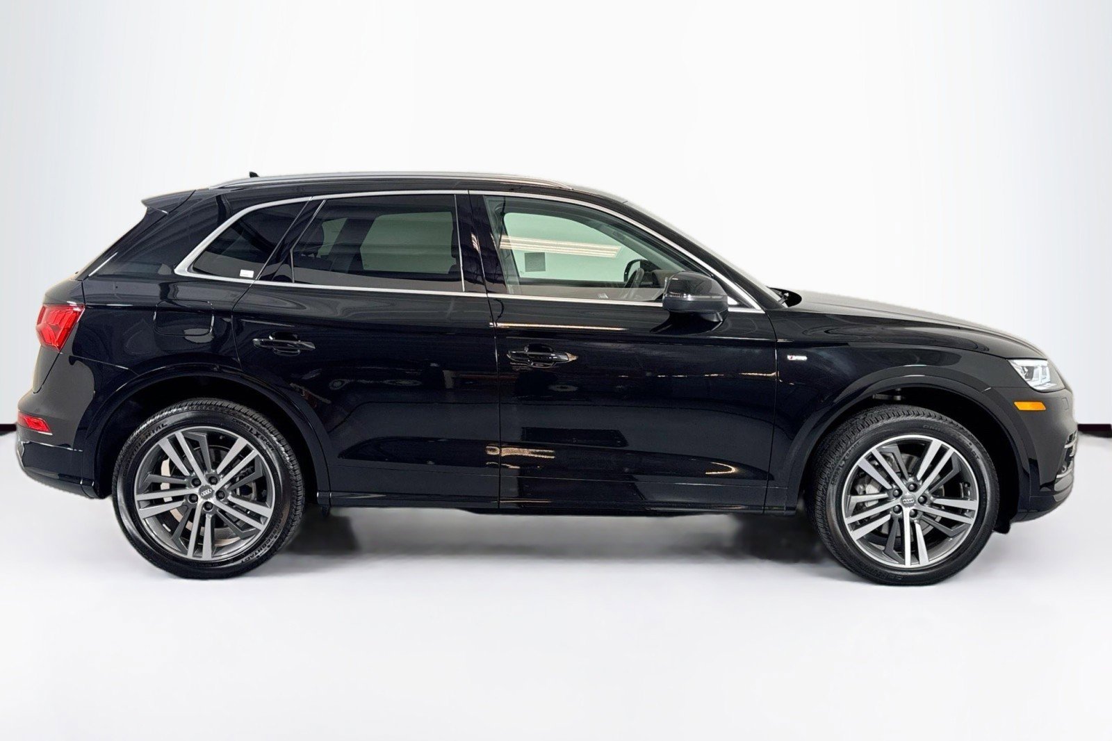 Used 2020 Audi Q5 e Premium Plus w/ Premium Plus Package image 4