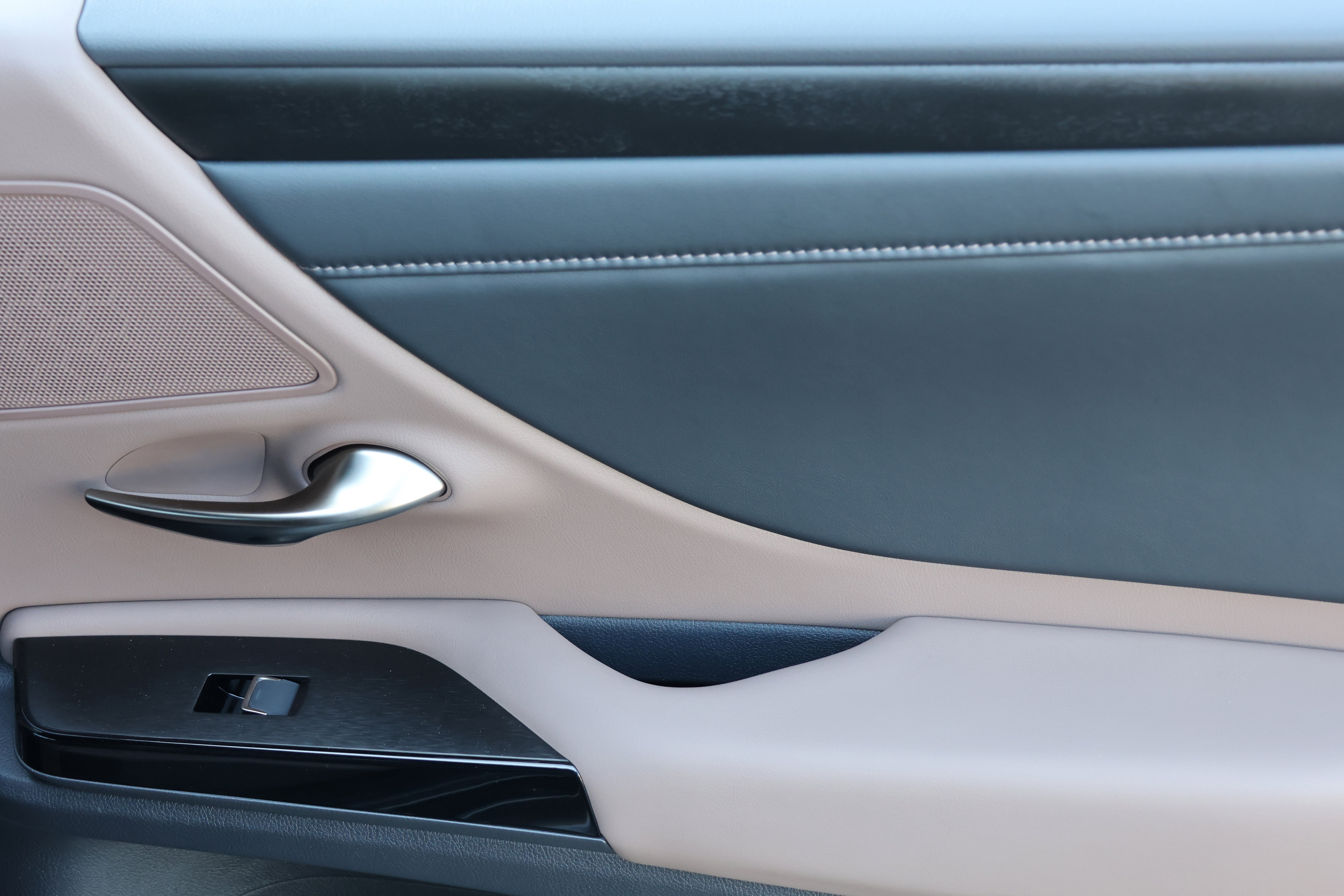 Used 2025 Lexus ES 350 w/ Premium Package image 36