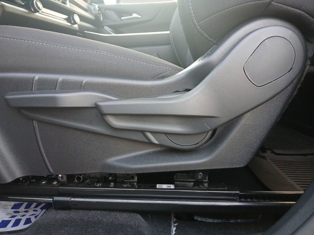 Used 2025 Chevrolet Equinox LT image 16