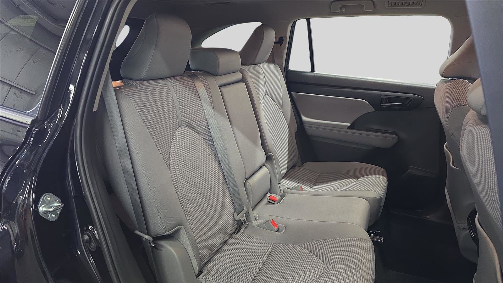 Used 2024 Toyota Highlander LE AWD/4WD image 17
