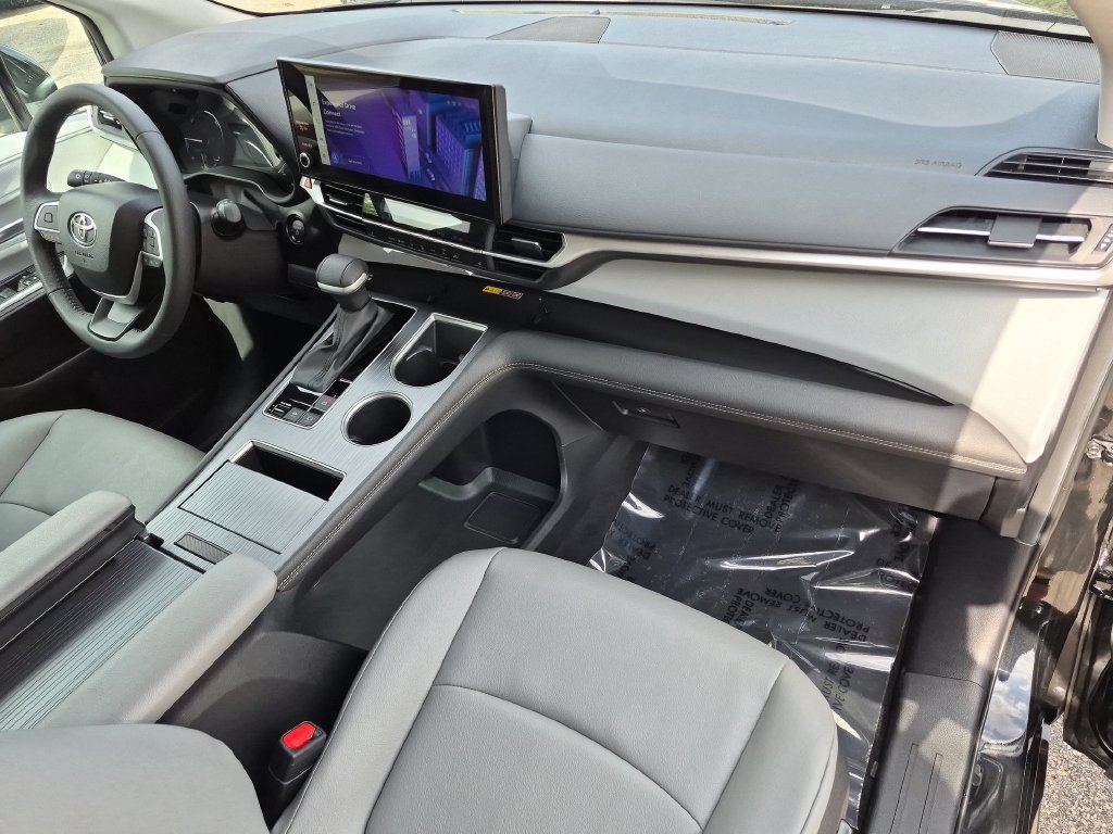Used 2026 Toyota Sienna XLE FWD image 41