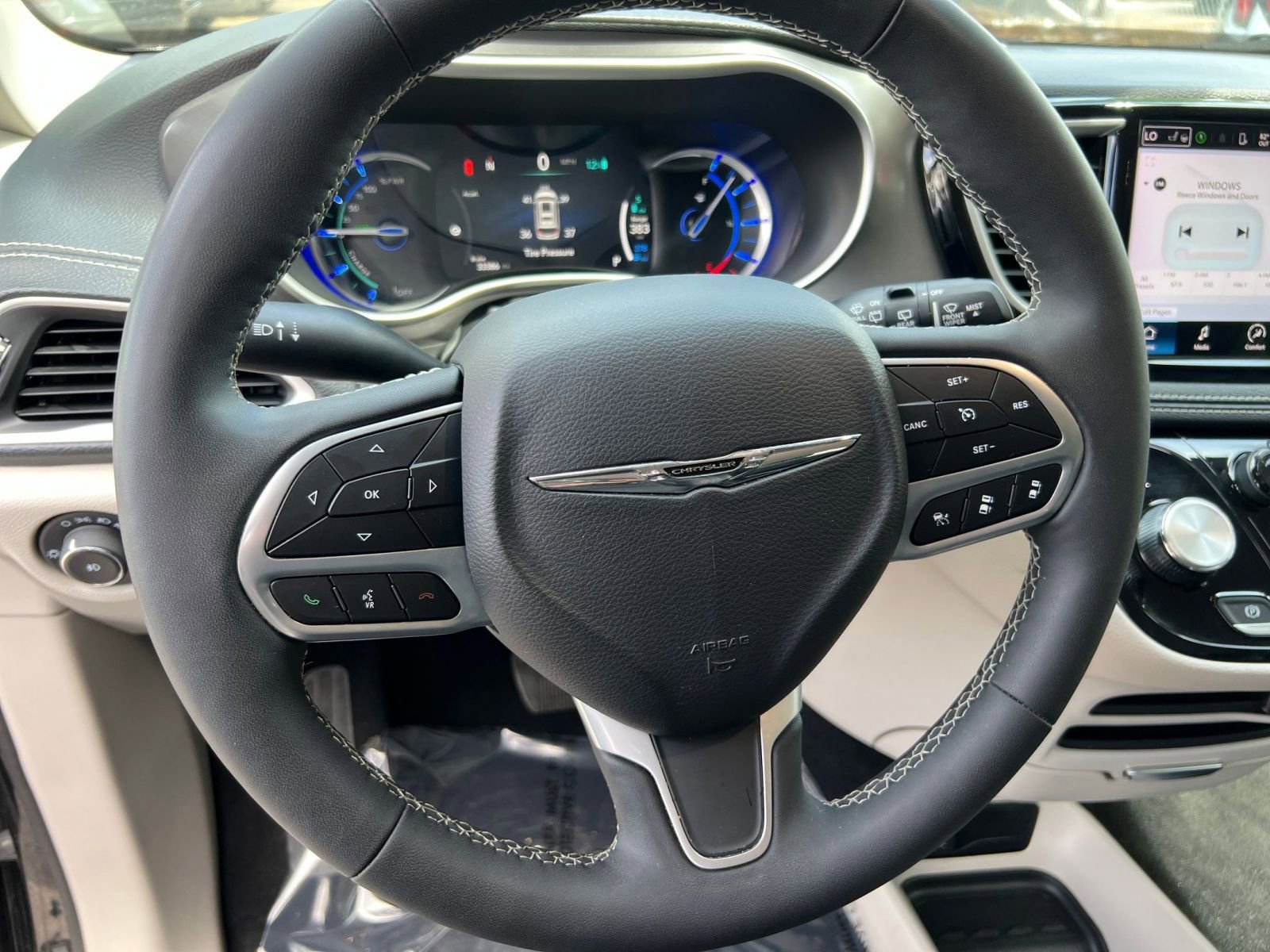 Used 2023 Chrysler Pacifica Touring-L image 34