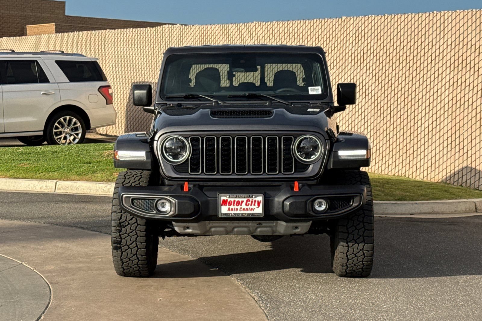Used 2025 Jeep Gladiator Mojave w/ Convenience Group AWD/4WD image 9