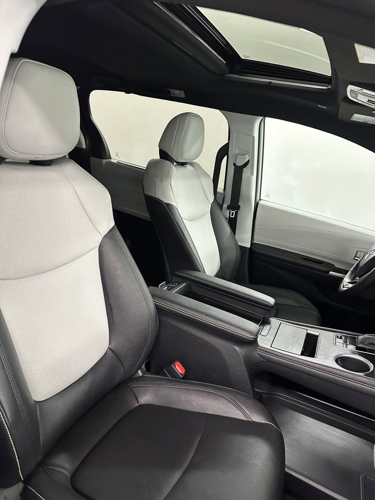 Used 2025 Toyota Sienna XSE image 38