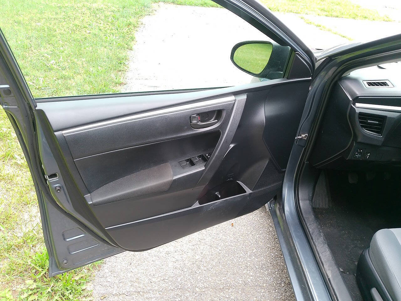 Used 2014 Toyota Corolla L FWD image 12