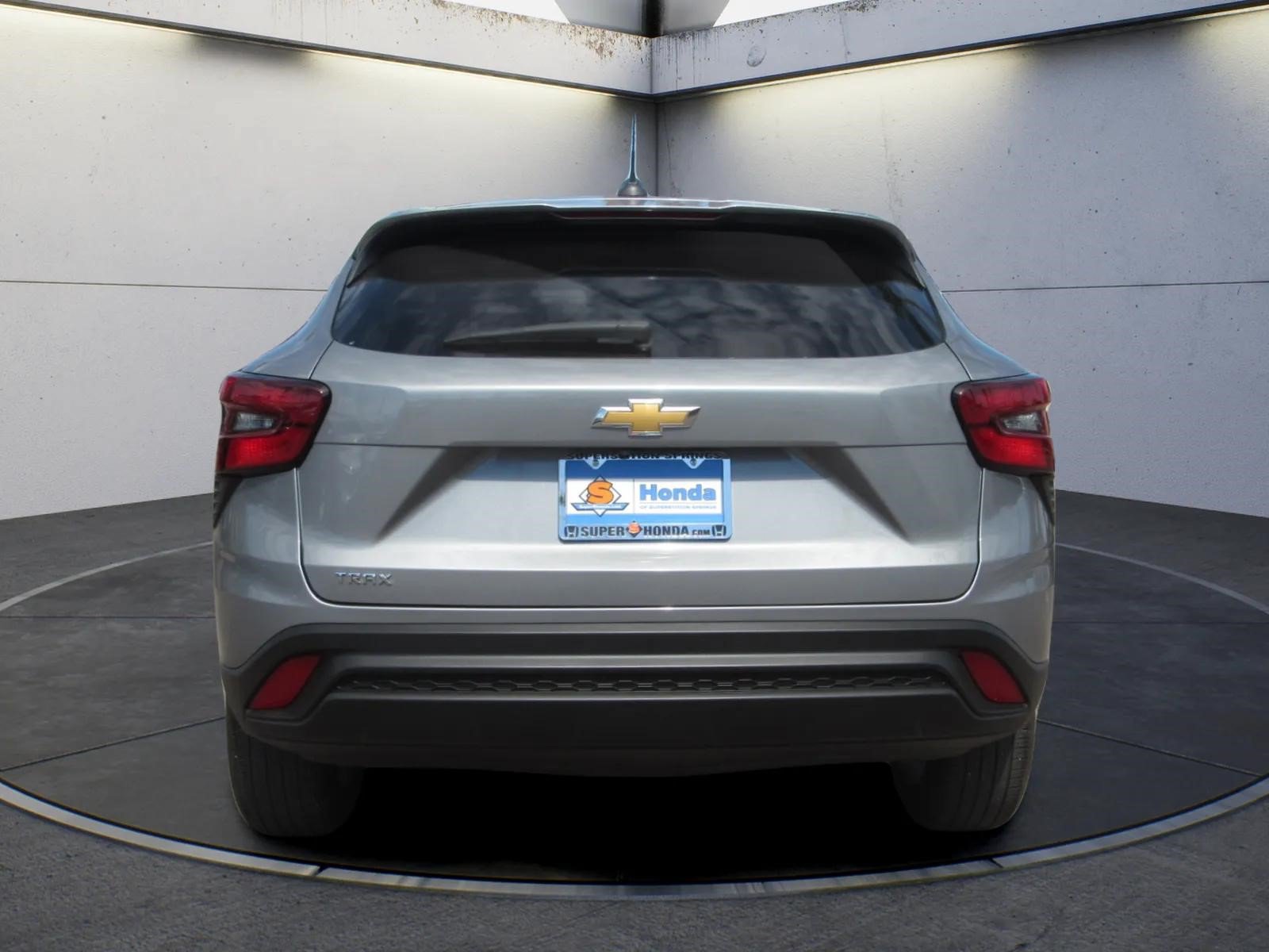 Used 2024 Chevrolet Trax LS w/ LS Convenience Package FWD image 7