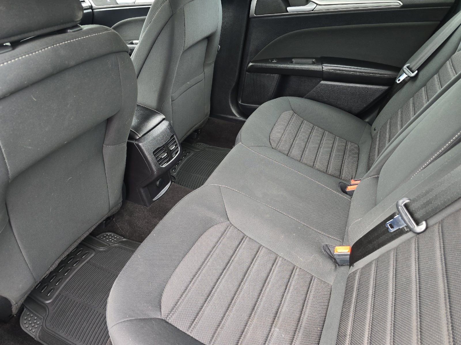 Used 2020 Ford Fusion SE FWD image 11