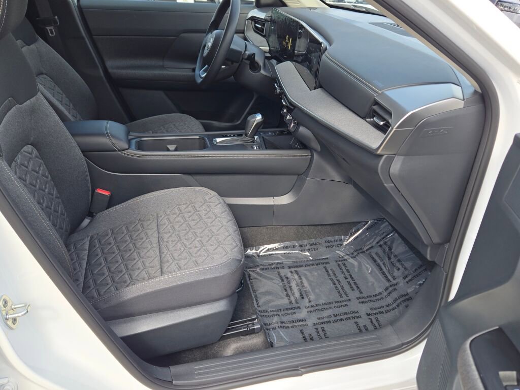 Used 2025 Nissan Kicks SV AWD/4WD image 4