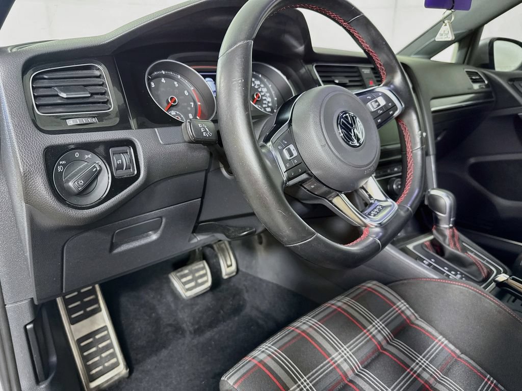 Used 2016 Volkswagen Golf 4-Door FWD image 9