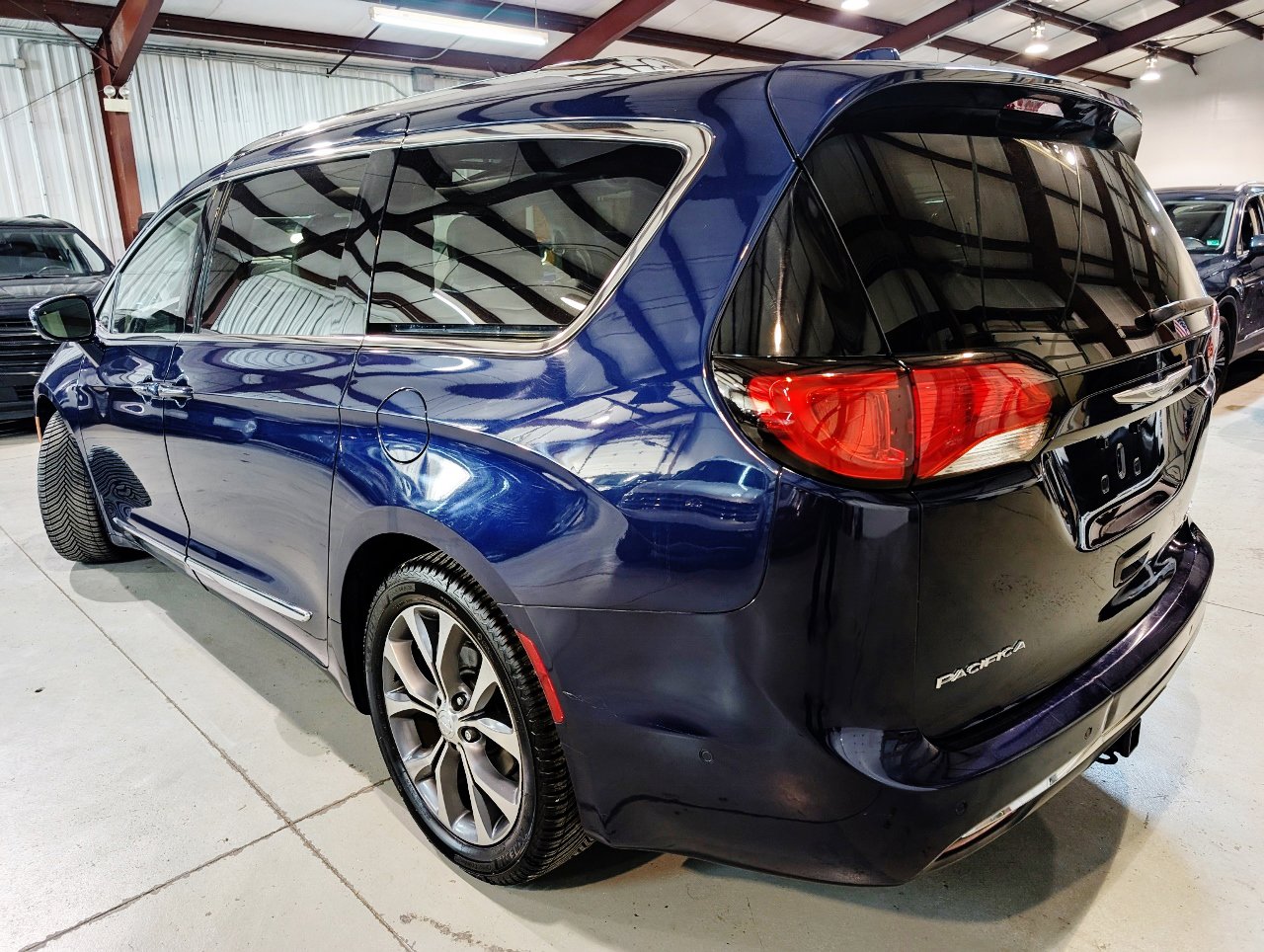 Used 2017 Chrysler Pacifica Limited image 10