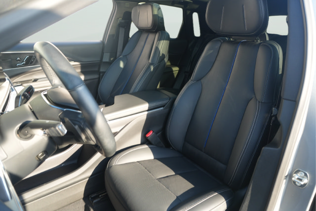 Used 2024 Cadillac Lyriq Luxury w/ LPO, Floor Liner Package AWD/4WD image 14