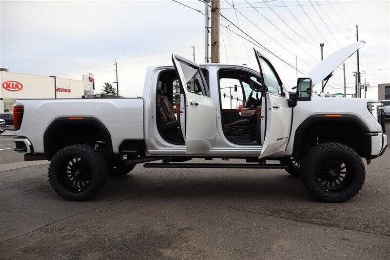 Used 2024 GMC Sierra 3500 Denali Ultimate image 40