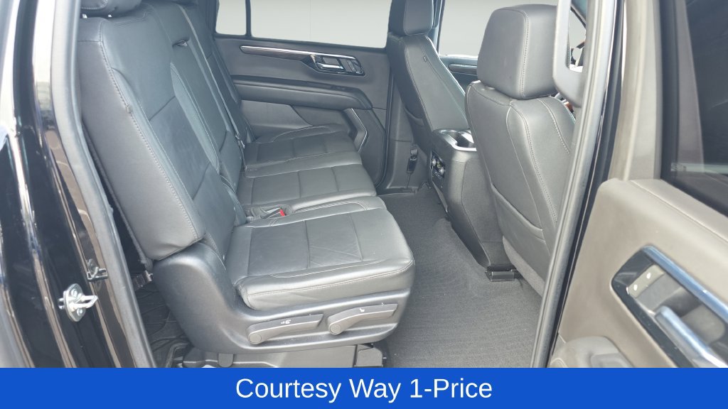 Used 2025 Chevrolet Suburban LT RWD image 13