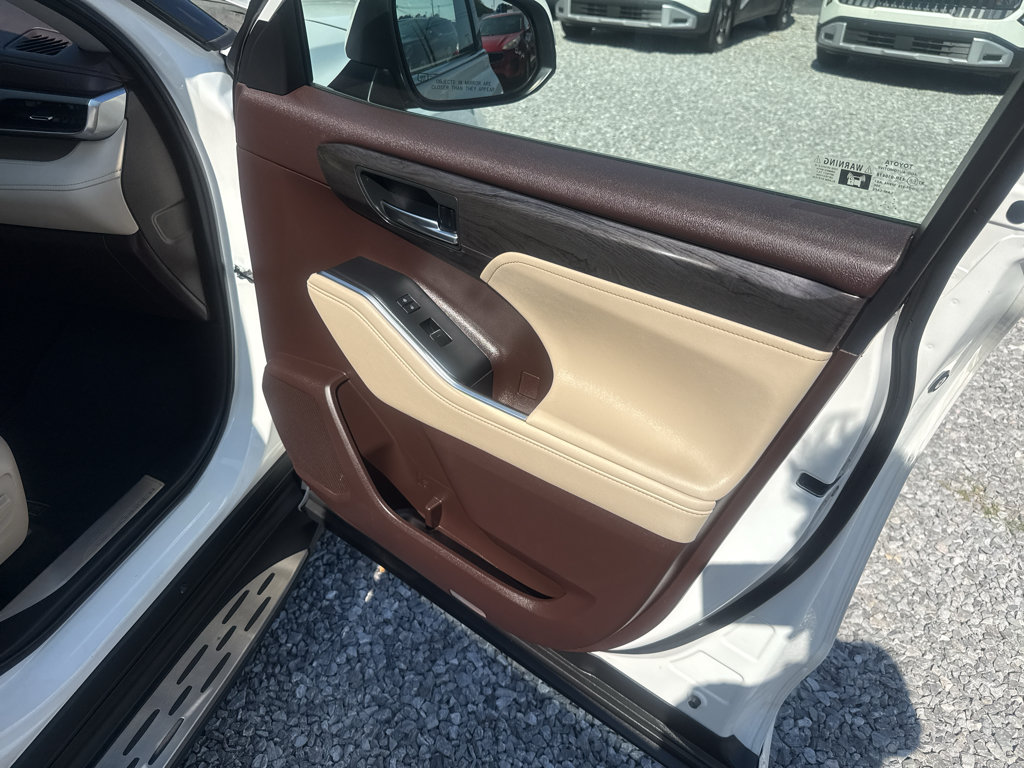 Used 2022 Toyota Highlander Limited FWD image 25
