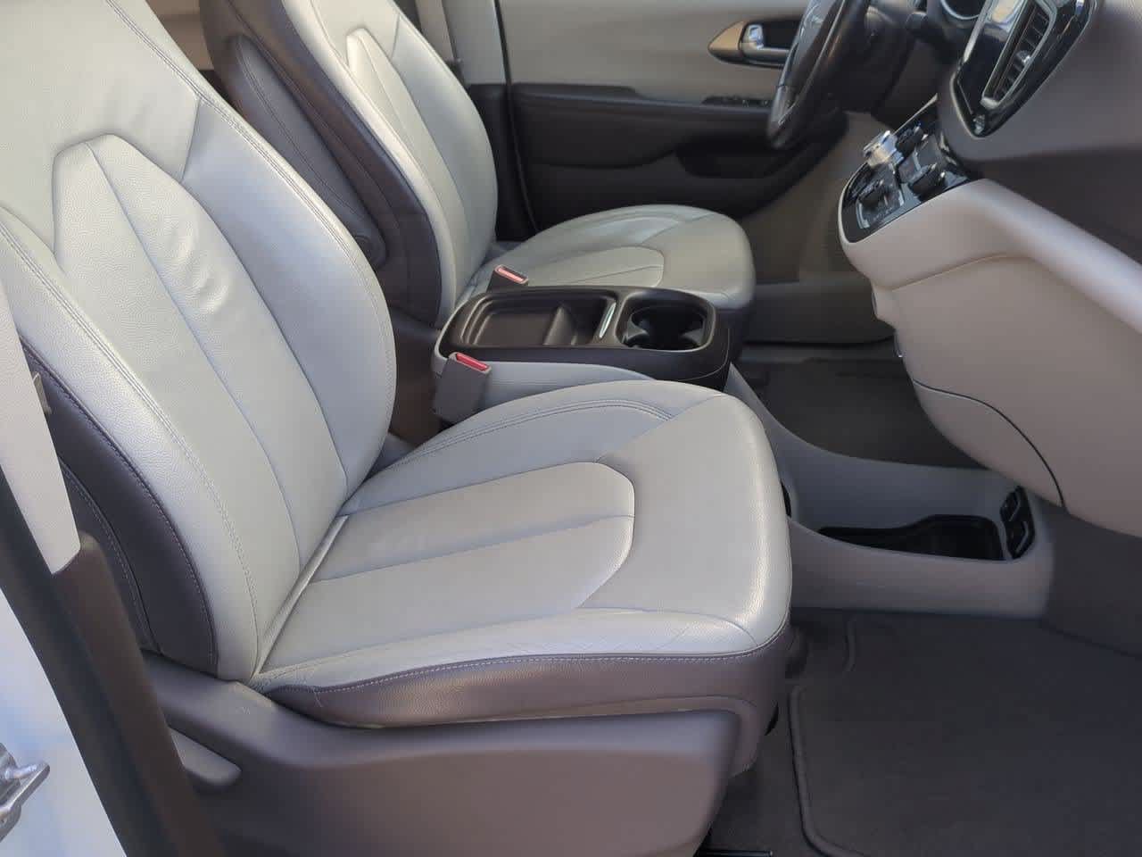 Used 2017 Chrysler Pacifica Touring-L FWD image 20