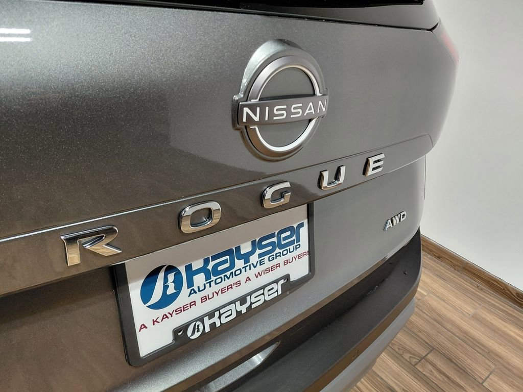 Used 2023 Nissan Rogue S image 9