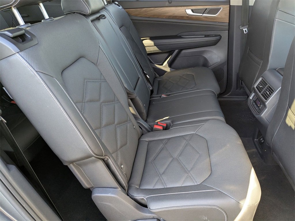 Used 2025 Volkswagen Atlas SE image 36