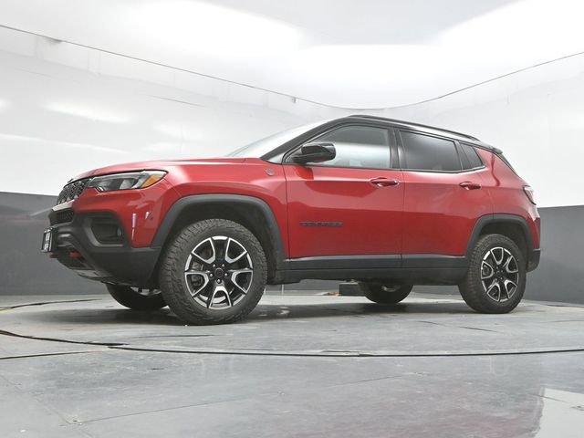 Used 2025 Jeep Compass Trailhawk AWD/4WD image 39