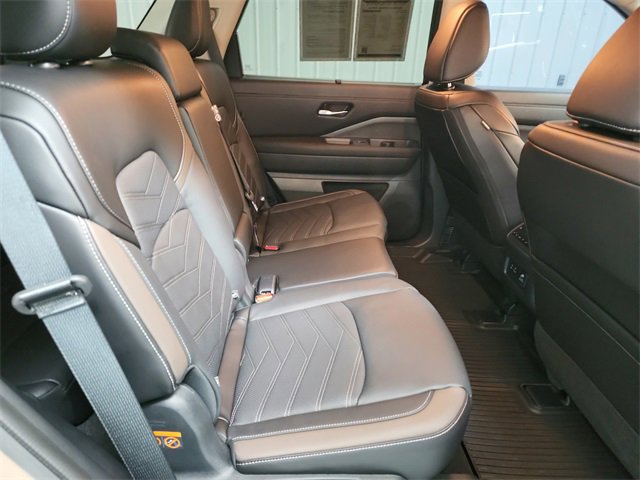 Used 2024 Nissan Pathfinder Platinum w/ Cargo Package image 43