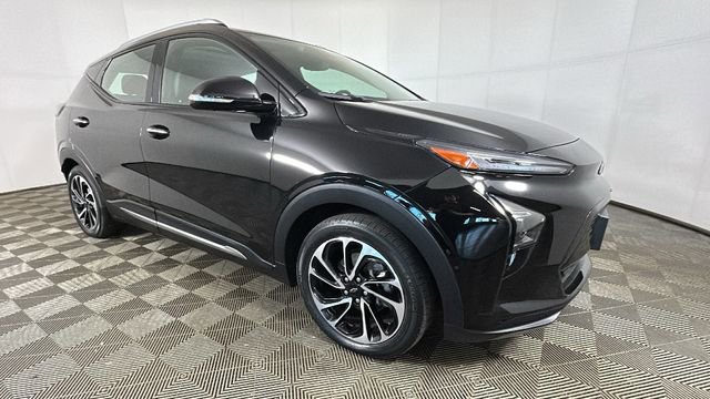 Used 2022 Chevrolet Bolt EUV Premier w/ Sun & Sound Package FWD image 2