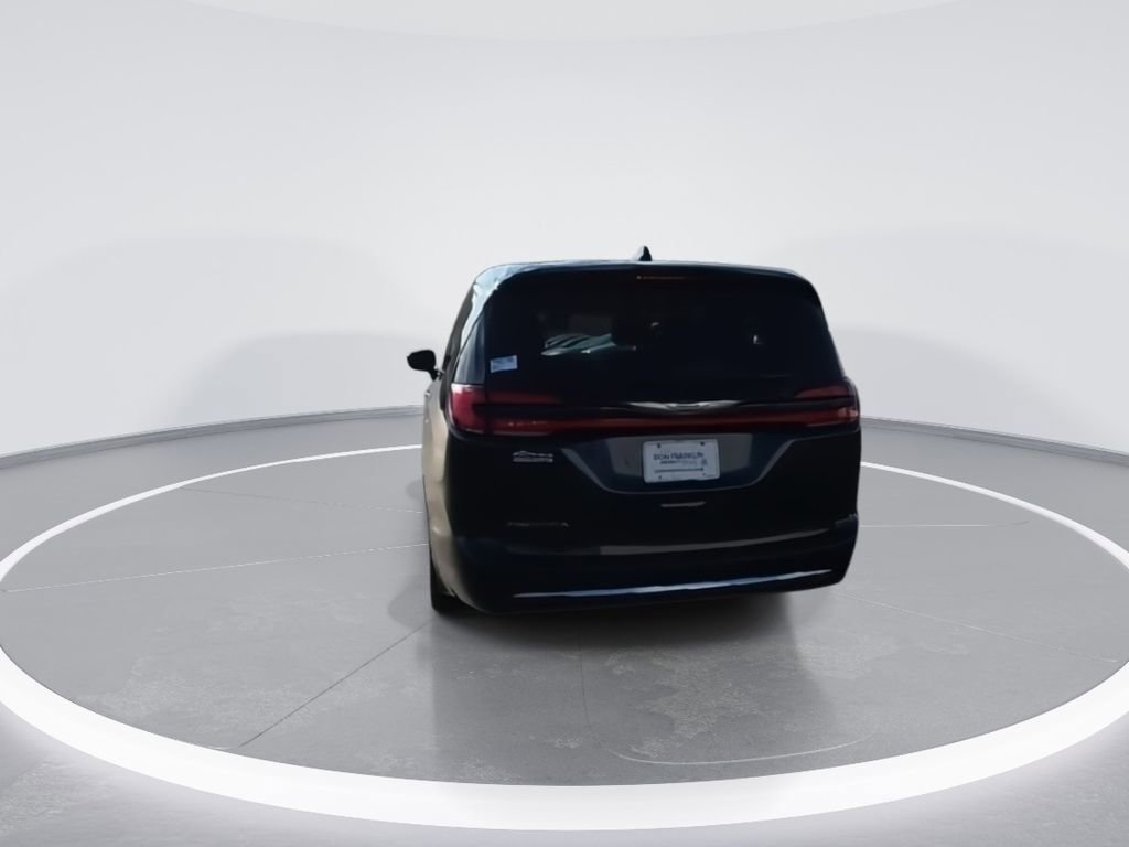 Used 2023 Chrysler Pacifica Touring-L FWD image 7