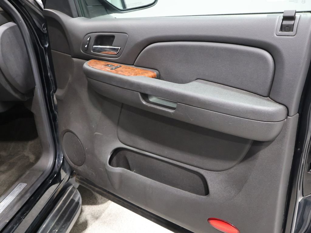 Used 2008 Chevrolet Suburban LT image 27