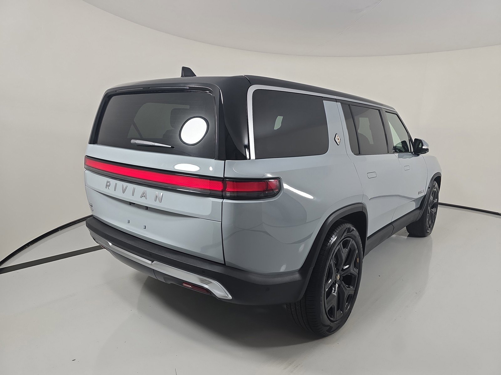 Used 2024 Rivian R1S Adventure image 5