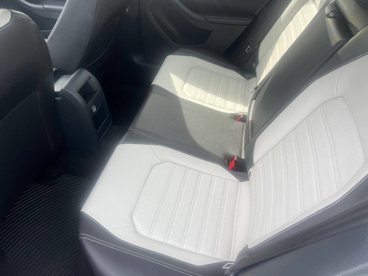 Used 2016 Volkswagen Jetta Sport image 4