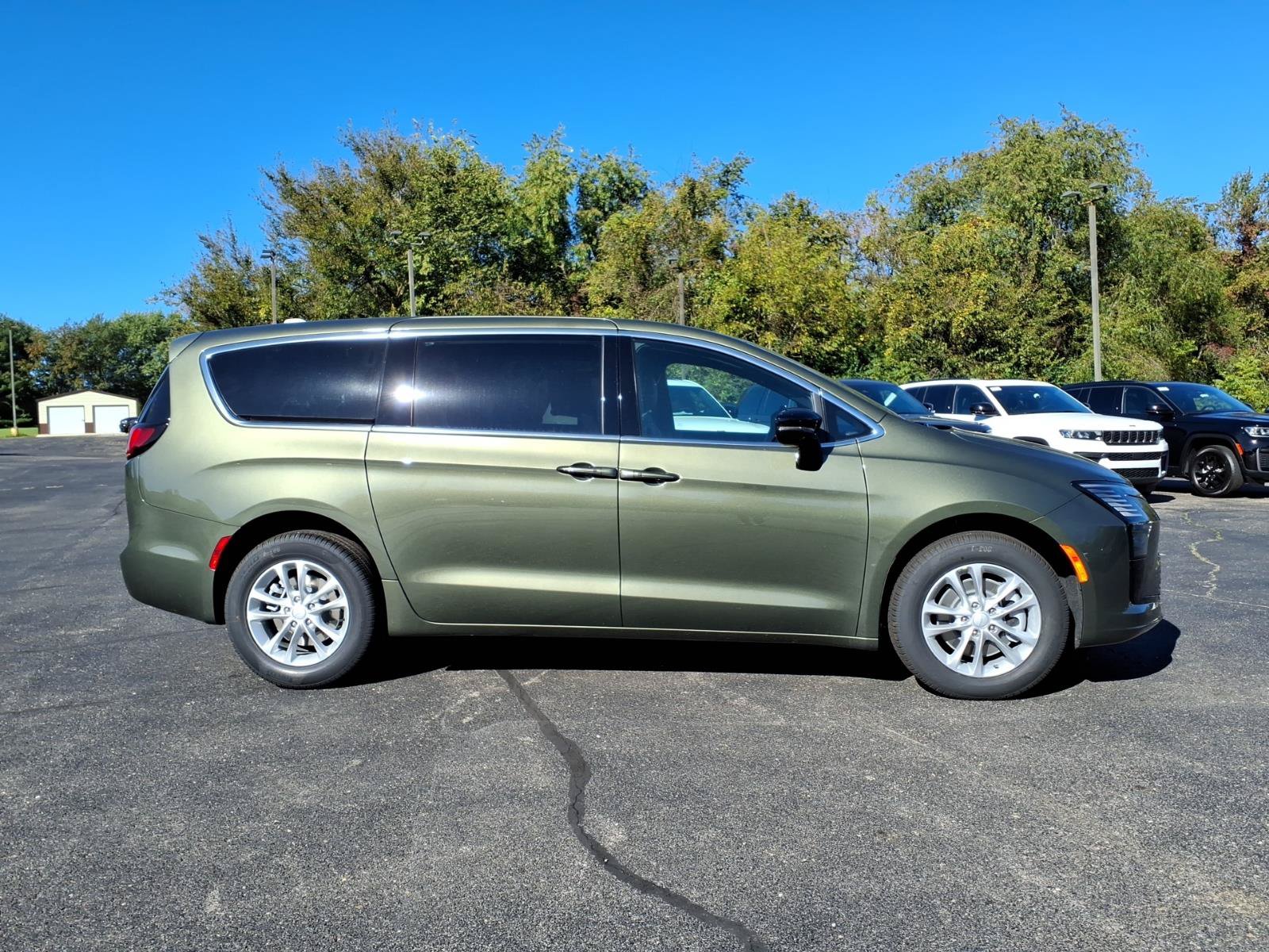 New 2027 Chrysler Pacifica Select AWD/4WD image 8