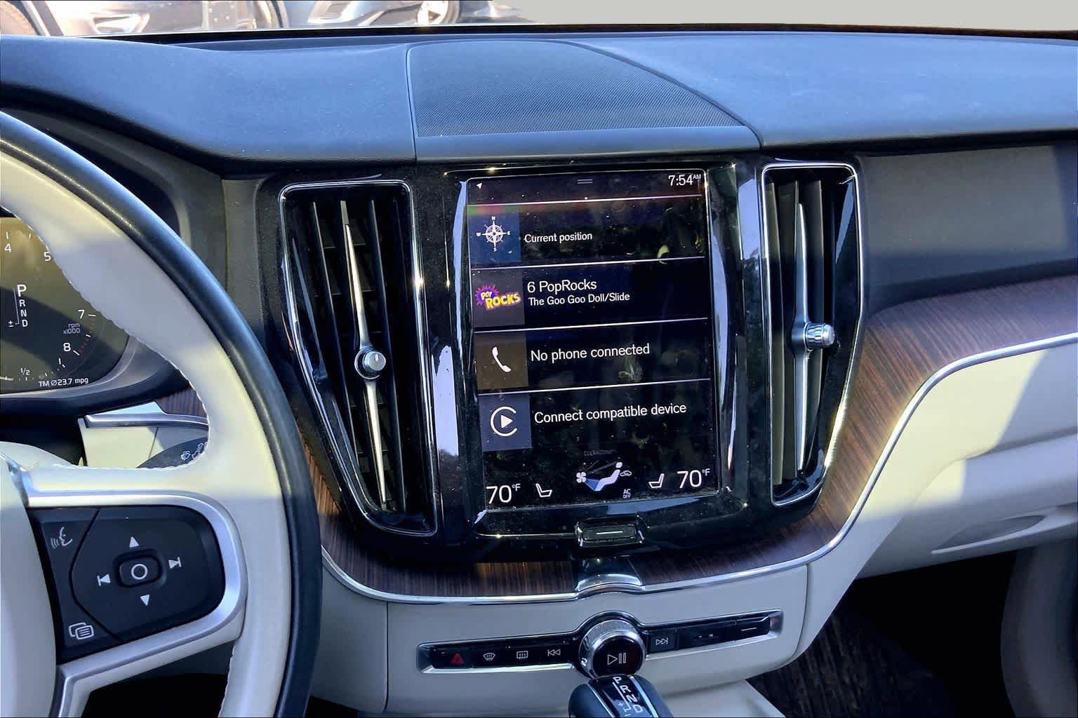 Used 2021 Volvo XC60 T5 Momentum w/ Premium Package AWD/4WD image 7