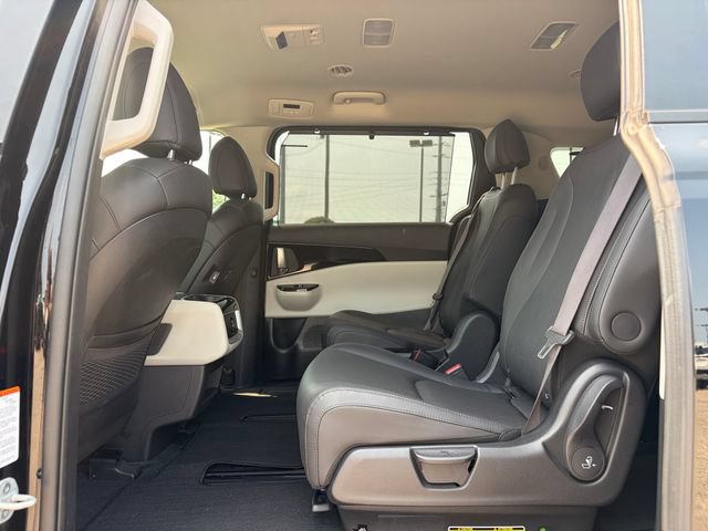 Used 2024 Kia Carnival EX FWD image 20