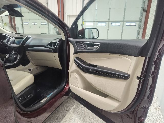 Used 2018 Ford Edge Titanium w/ Ford Safe & Smart Package FWD image 20