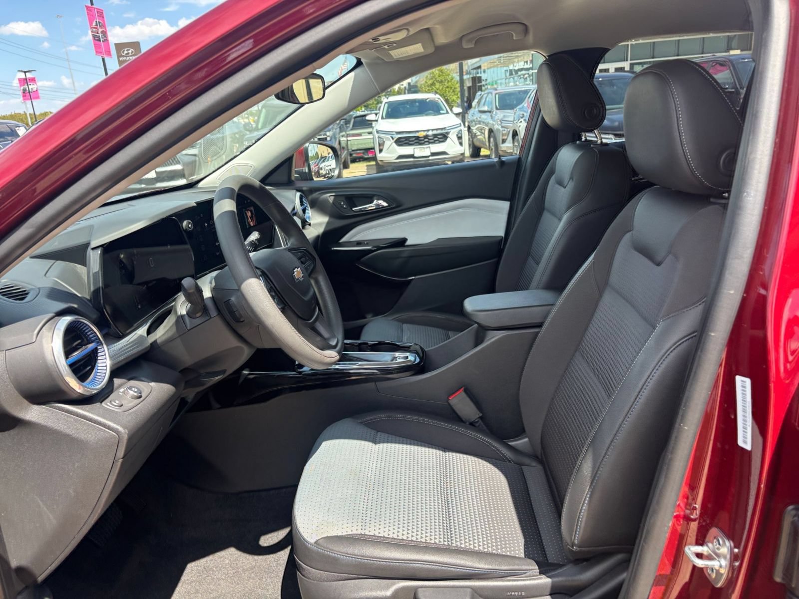 Used 2025 Chevrolet Trax LT FWD image 21